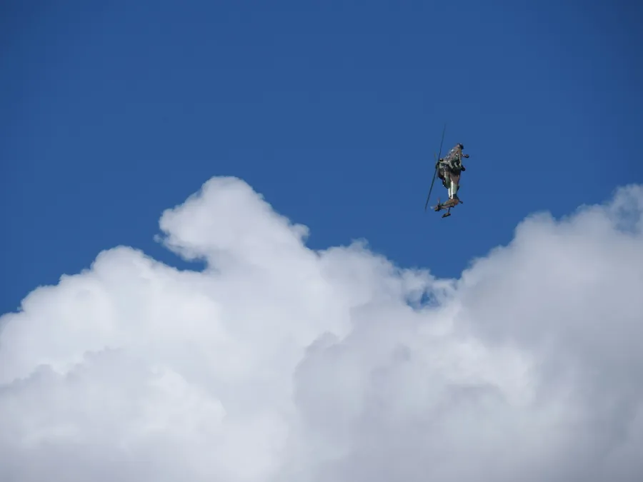 Hubschrauber im Flug vor blauem Himmel